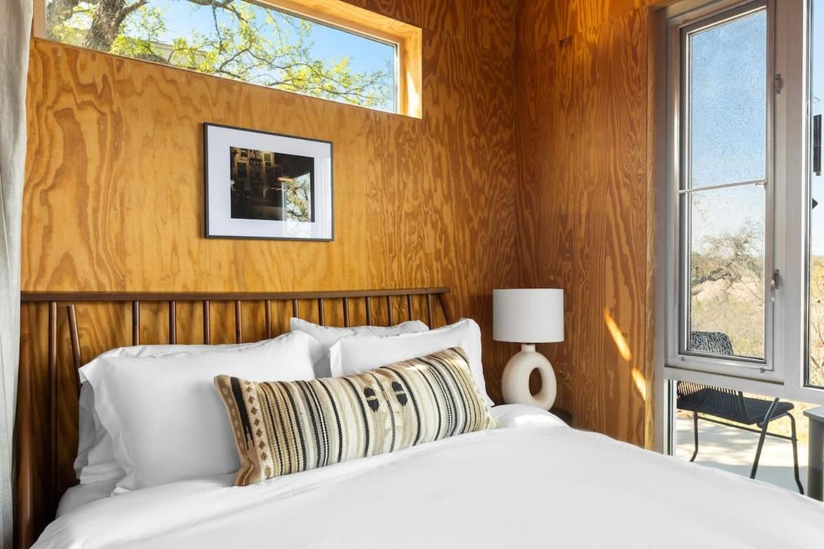 Lazo House - Riverfront With Overlooking Llano River Bagian luar foto